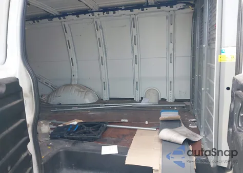 2017 Chevrolet Express 2500 Work Van z USA, uszkodzony, nr VIN 1GCWGAFF2H1107757